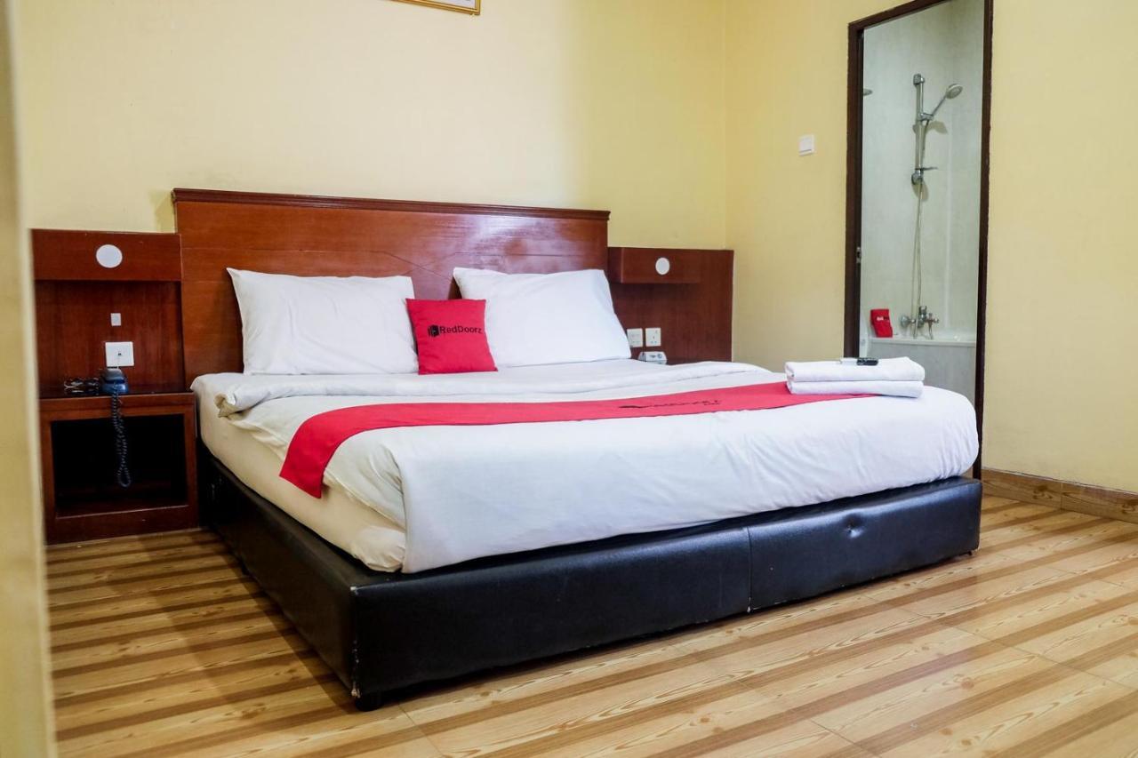 RedDoorz Plus near DC Mall Batam Nagoya Exterior foto